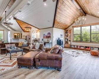 Relaxing Farm retreat on 40 acres in Arcadia - Arcadia - Living room