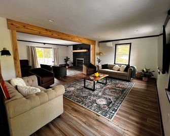 The Olde Colonial Mountain Home next to Nemacolin Resort - Farmington - Sala de estar