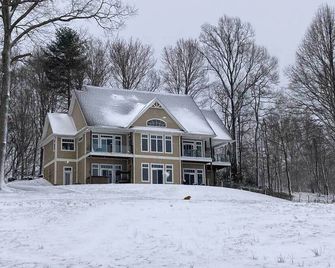 Unique 4 ac. private country estate, stunning views, 1/4 mile to Va. Creeper! - Damascus - Edificio