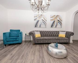 Kvm Swan House By Kvm Stays - Peterborough - Living room