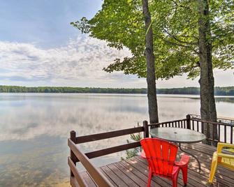 Lakefront Cabin with Private Dock and Beach! - Manistique - Balcony