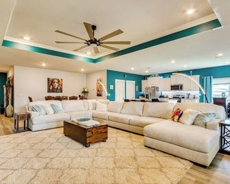 Pet-friendly Pensacola Home w/ Fenced Backyard - Pensacola - Living room