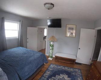 Beautiful home in the heart of Charlotte! Pet friendly with fenced in yard! \n - Charlotte