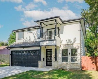 Modern and Comfortable Home Close to Downtown - Dallas - Building