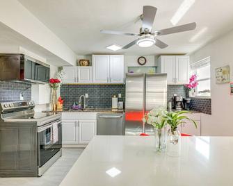 Driftwood Beach Suite - Walk to Clearwater Bch - Clearwater - Kitchen