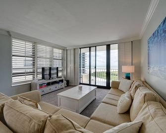 Cozy Coastal Condo with Pool Access Steps to Beach! - Marco Island - Living room