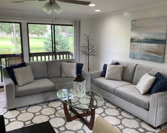 Luxurious 2-Bedroom Condo with Golf Course View - Unforgettable Getaway! - Diamondhead - Living room