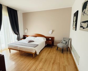 Hotel Nuova Barcaccia - Peschiera del Garda - Phòng ngủ