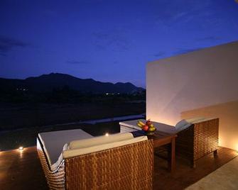 يوما هوتل - باي - شرفة