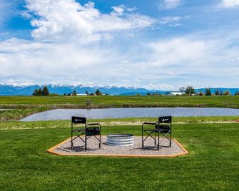 Charming Cabin w/ Wildlife & Mountain Views - Kalispell - Patio