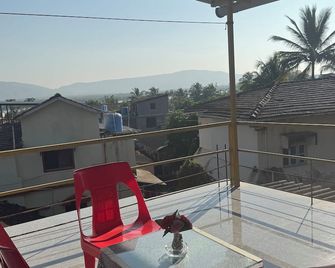 soge holiday lodging - Shrīvardhan - Balkong