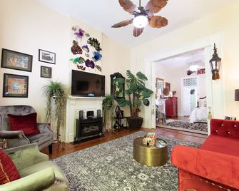Its About Location 1.4 Miles French Quarter & 3 Blks To Charters St. & Ms River - Nueva Orleans - Sala de estar