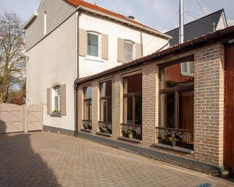 8p 4b Authentic House With Playroom And - Білзен - Будівля