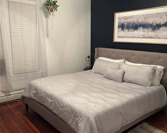 Spacious 3-bedroom apartment in Catskill village - walkable to area attractions - Catskill - Bedroom