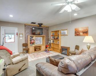 Walk to Dtwn: Ironton Home in Historic District - Ironton - Sala de estar