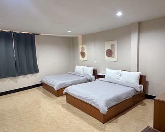 Tokyo Hotel - Nakhon Ratchasima - Bedroom
