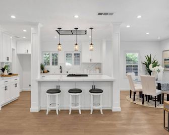 Charming 3-bedroom house in Sierra Madre with AC, WiFi - Sierra Madre - Living room