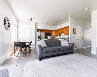 Beautiful, Sparkling Clean 3 Br, 2.5 Ba Townhome!! - Providence - Sala de estar