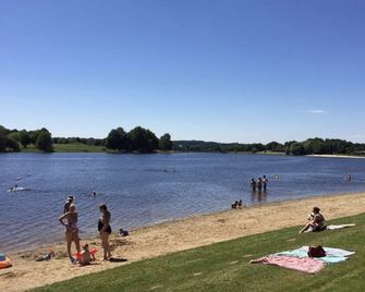 Freestanding House With Private Garden In The Green Heart Of France - 비뎨 - 골프 코스