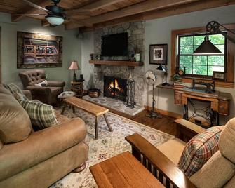 One-Bedroom Cabin Rental with a Fireplace in the North Carolina Mountains - Robbinsville - Living room