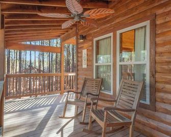 Large Luxury 2BR Cabin w Hot Tub Double Trouble was designed for fun comfort and memories minutes from buzzling Hochatown and beautiful Beaver Bend State Park - Broken Bow - Balcony
