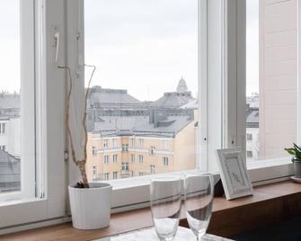 Comfy Top Floor Studio Apt in Centre of Helsinki - Helsinki - Balcón