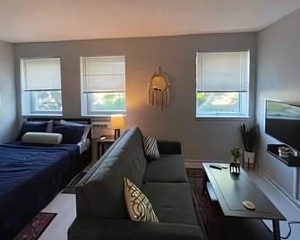 Explore Northside from Modern Studio Apartment near Dining and Shops + Laundry - Chicago - Sala de estar