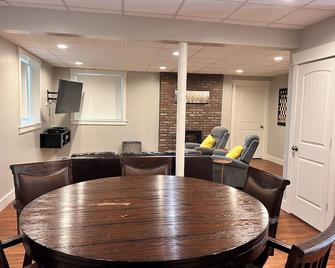 Downtown Moscow Private Downstairs Apartment Sleeps 6. - Moscow - Essbereich