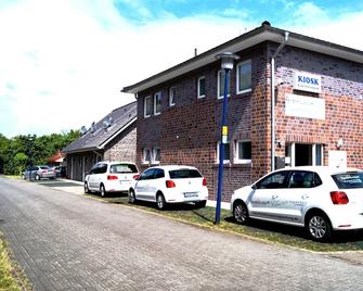 quietly located holiday house with 3 bedrooms for 6 people - Papenburg - Gebäude