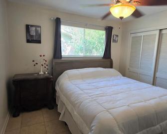 Five Full Appointed Bedroom House in Quiet Neighborhood - Baker - Bedroom