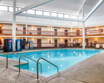 Econo Lodge Inn & Suites - Stevens Point - Zwembad