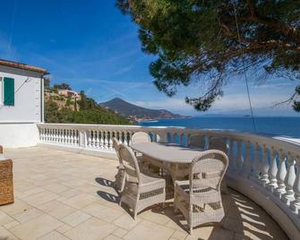 Villa Porticciolo - Rio Marina - Balcón