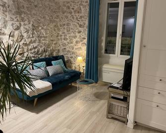 Vers Nice Appartment with a stunning sea view - Antibes - Wohnzimmer