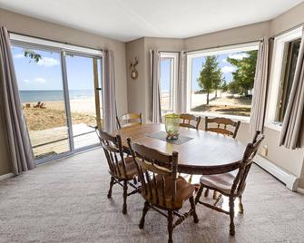 #1 Thomas' Parkside Cottages, 4BR Lake Huron Beachfront w/ Balcony views - Oscoda - Їдальня