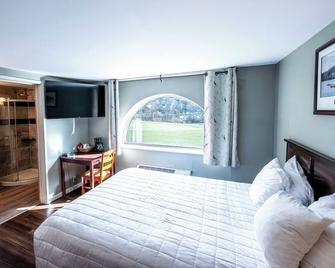 3 Units | Charming Mountain Hideaway | Relax in Style Surrounded by Nature Views - East Stroudsburg - Ložnice