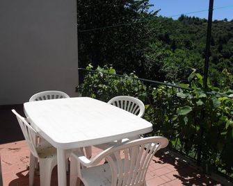Accommodation overlooking the forest for a quiet vacation - Montaldo di Mondovì - Balcone