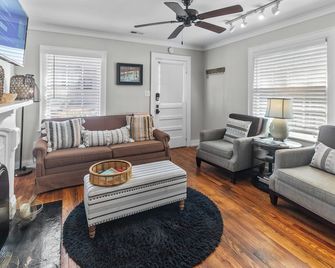 Beautiful renovated home minutes to downtown perfect for a family or batch trip - Nashville - Sala de estar