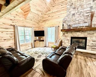 Cabin/bunkhouse for hockey teams, bird watchers, ATV/Snowmobilers, family events - Warroad - Living room