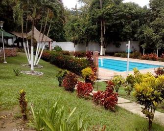 Hermosa Villa con piscina privada cerca de Medellín - Sopetrán - Piscina