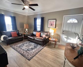 Good things come in small packages! Cute, clean, and close to everything! - Kokomo - Вітальня