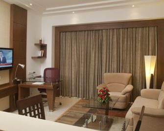 Savoy Suites Greater Noida - Greater Noida - Wohnzimmer