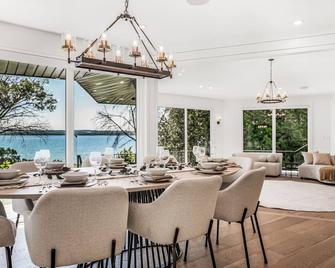 Escape to Your Lakeside Retreat Near Premier Golf Clubs and Marinas!\' - Owen Sound - Dining room