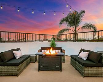 Luxurious home near beach with rooftop deck, balcony, EV charger, & fast WiFi - Long Beach - Varanda