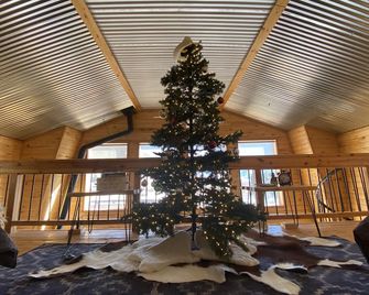 Barrel sauna! Clean cabin with private creek access, Wi-Fi, and pet friendly! - Creede - Lobby