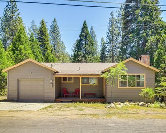 Cozy Retreat with Deck about 2 Mi to Pinecrest Lake! - Strawberry (Tuolumne County) - Building
