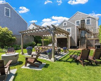 Walk to Children's Beach- house w/ Yard + Firepit - Nantucket - Patio