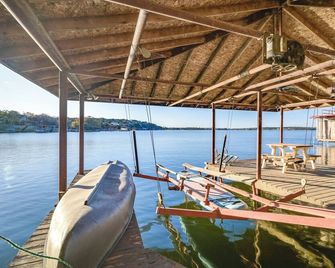 Luxe Lake Granbury Retreat Dock, Deck An - Granbury - Binnenhof