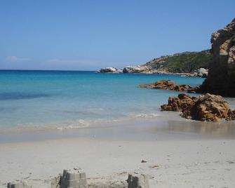 Apartment with sea views, ideal for 6 people, 4 top beaches, shopping on foot - Porto Pozzo - Playa