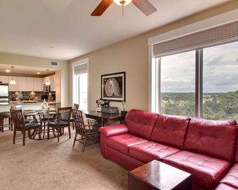 Grand Panama Beach Resort by Emerald View Resorts - Panama City Beach - Living room