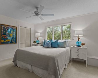 Deep Water Canal, Fish from Dock, Walk to Ocean - Pine Knoll Shores - Bedroom